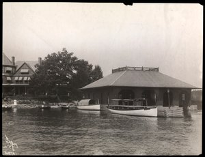 Un quai de bateau à la résidence de May Irwin dans les Mille-Îles, 1911-12